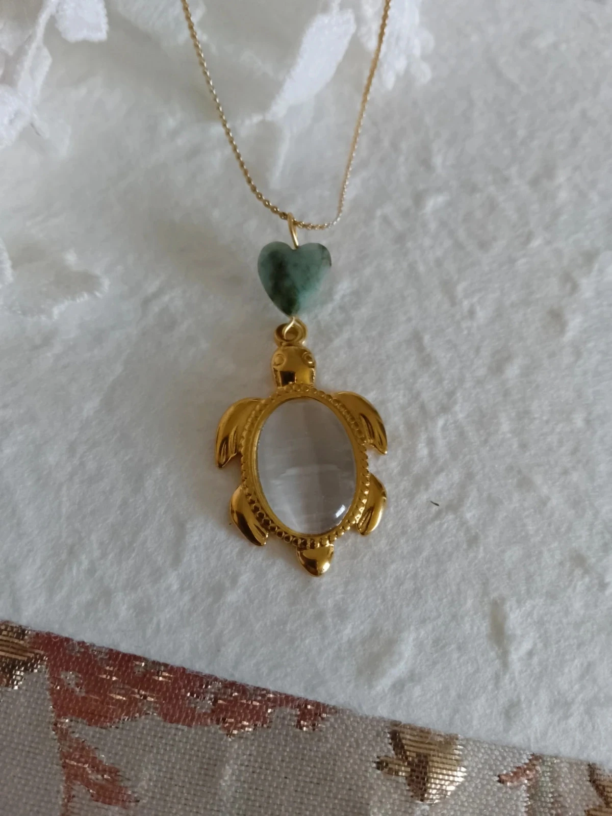 Collar de tortuga dorado con piedras de ojo de gato blanco y jade verde – photo 3